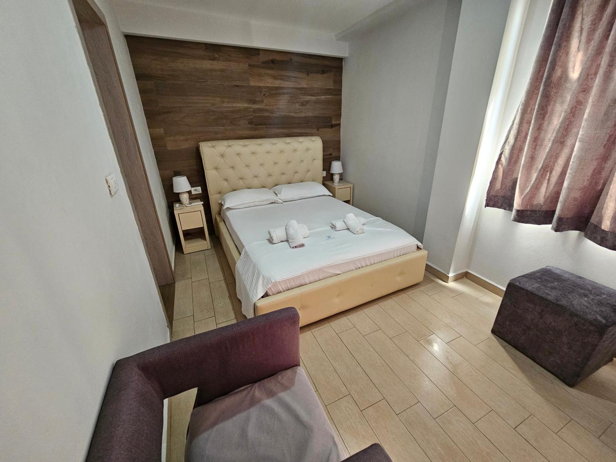 Hotel Pini ซารานเดอ ภายนอก รูปภาพ