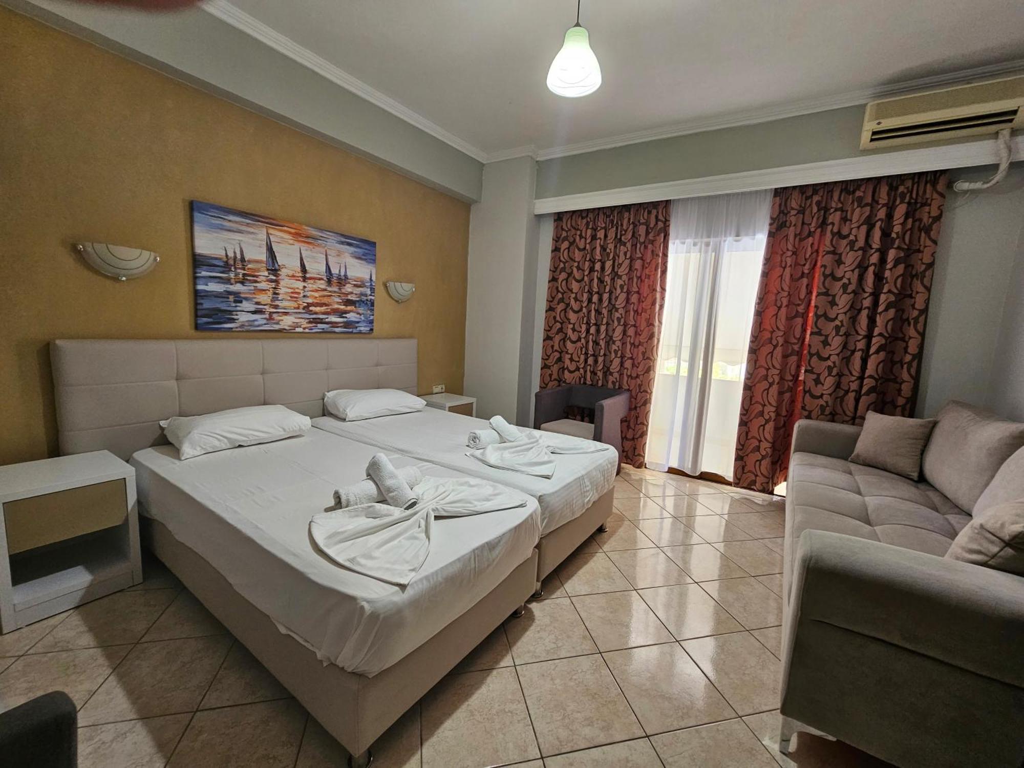 Hotel Pini ซารานเดอ ภายนอก รูปภาพ