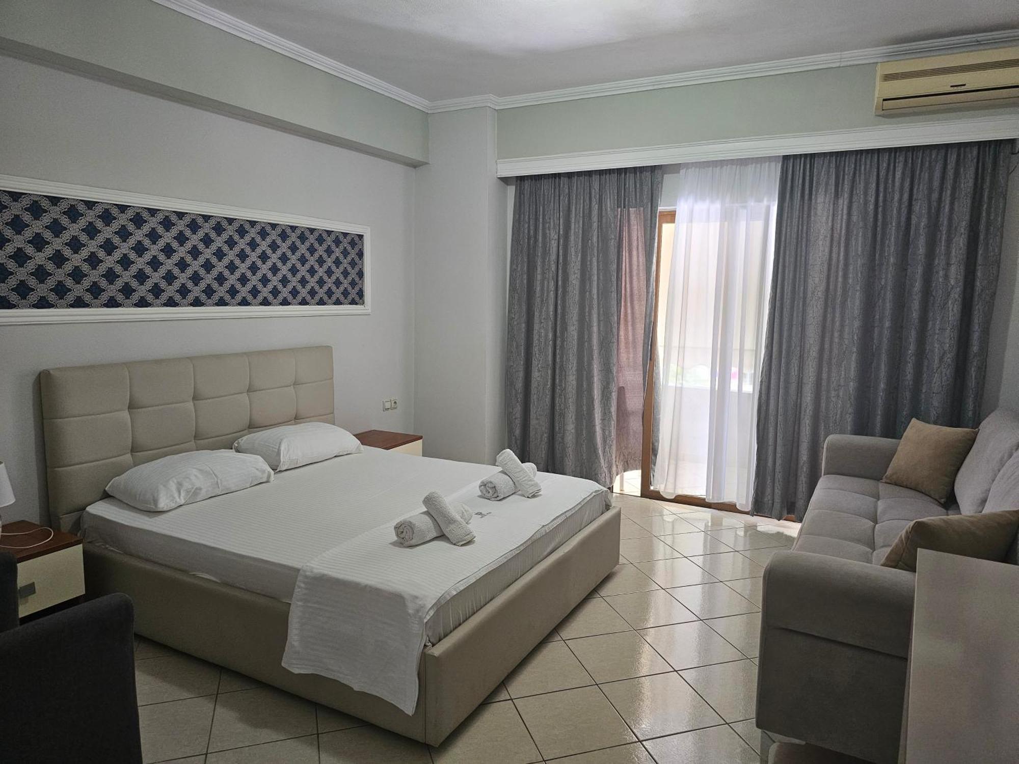 Hotel Pini ซารานเดอ ภายนอก รูปภาพ