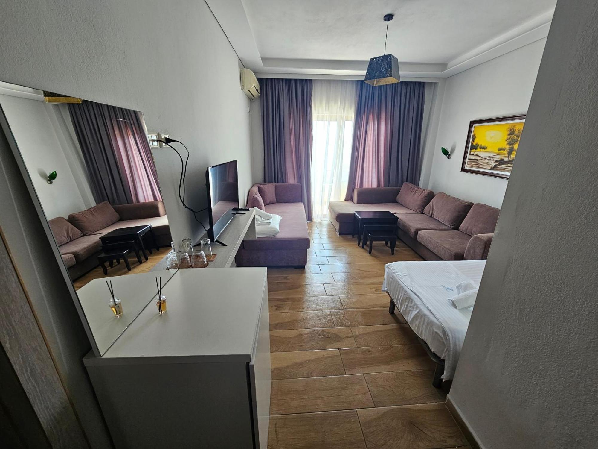 Hotel Pini ซารานเดอ ภายนอก รูปภาพ