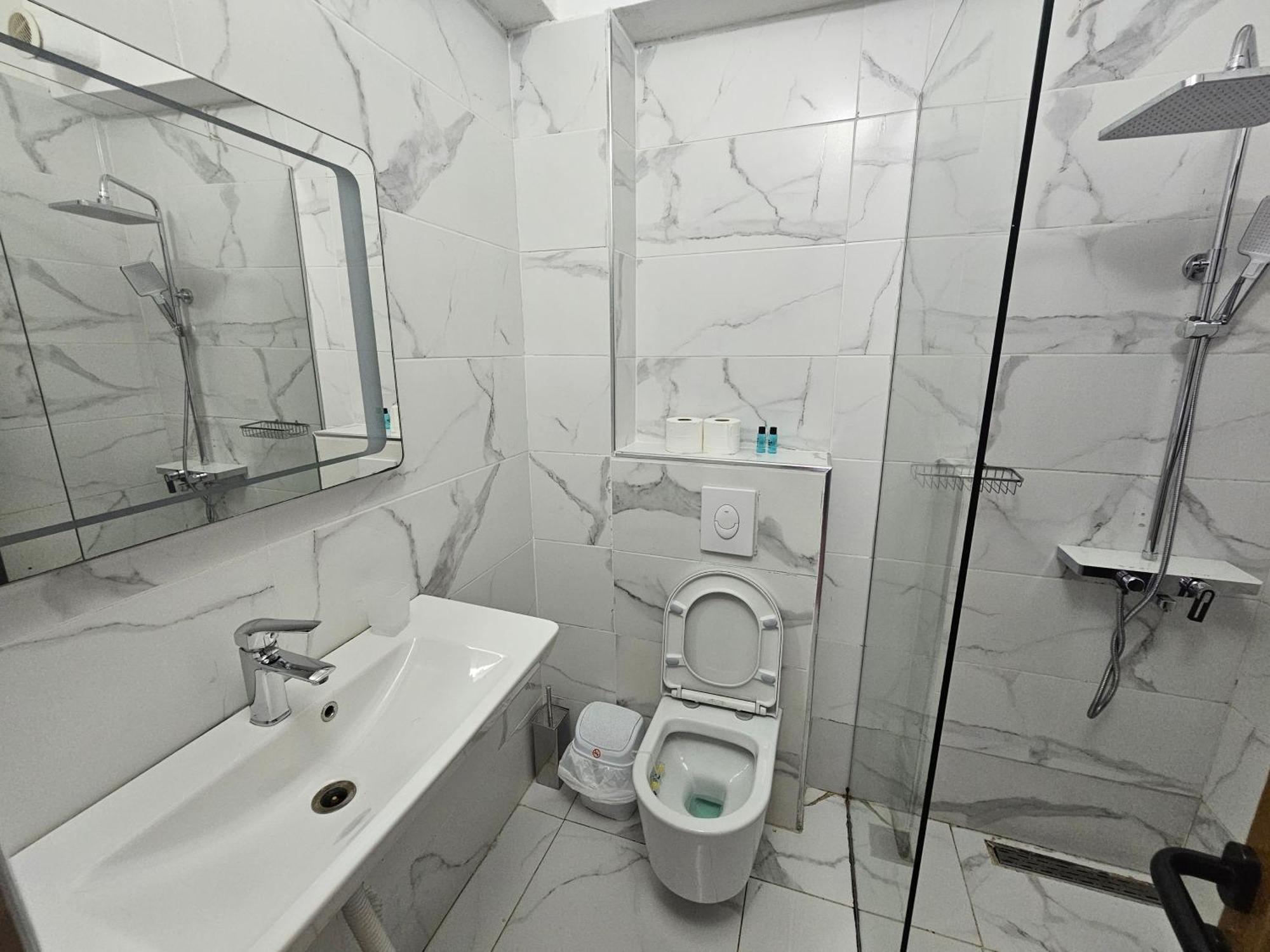 Hotel Pini ซารานเดอ ภายนอก รูปภาพ