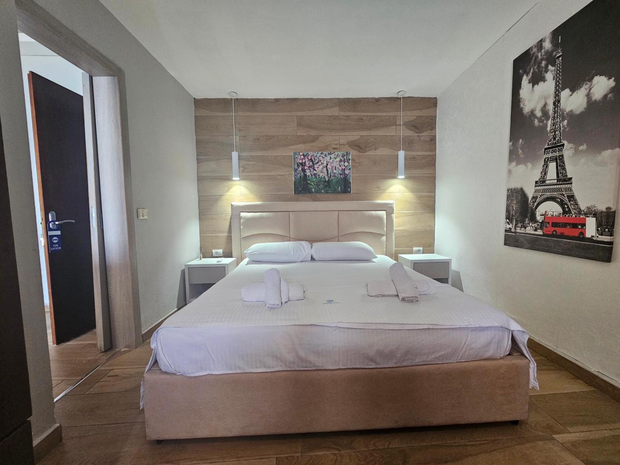 Hotel Pini ซารานเดอ ภายนอก รูปภาพ