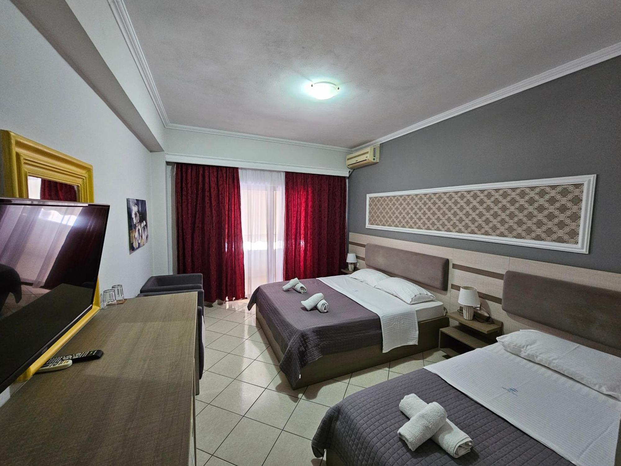 Hotel Pini ซารานเดอ ภายนอก รูปภาพ