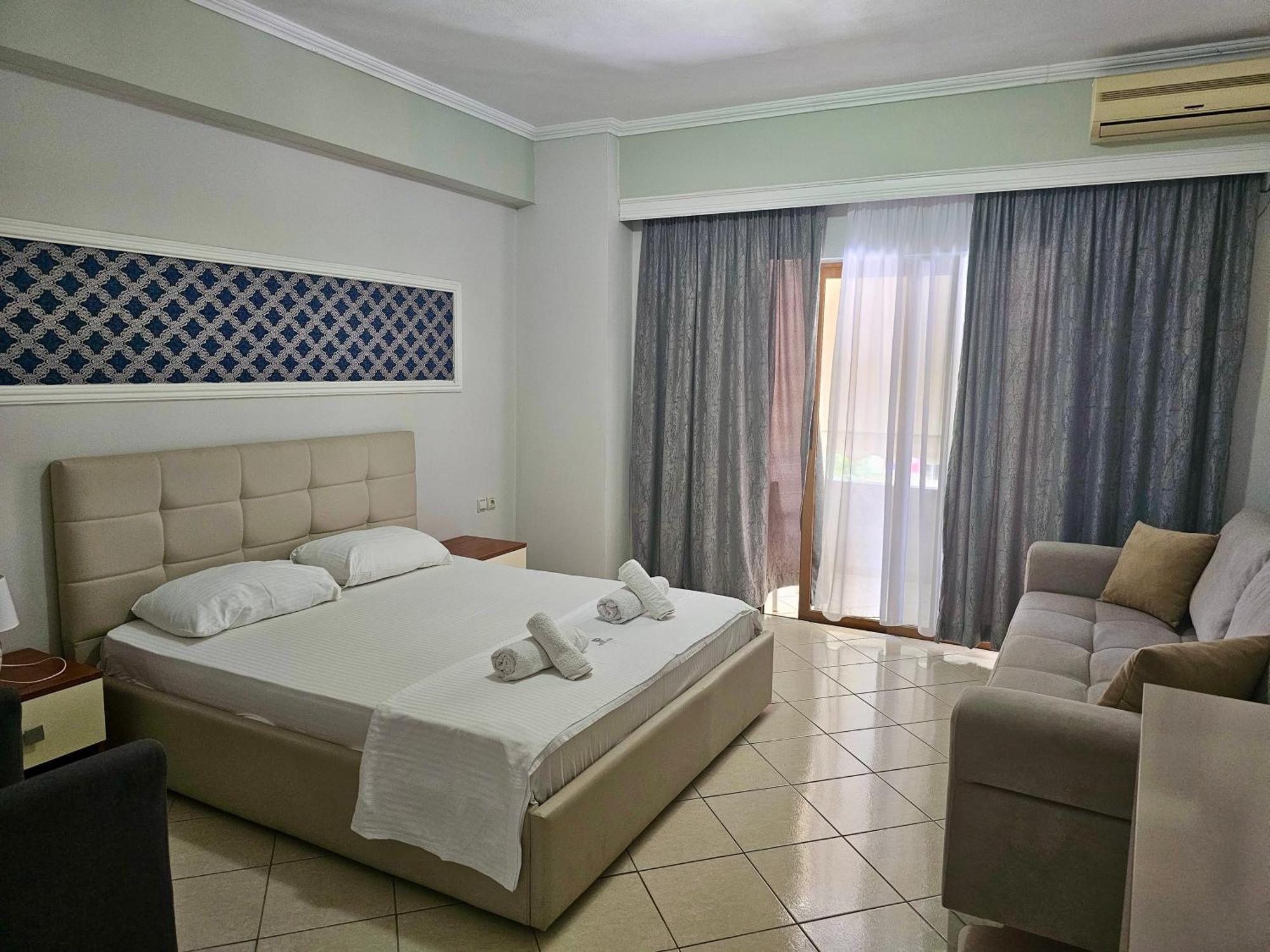 Hotel Pini ซารานเดอ ภายนอก รูปภาพ