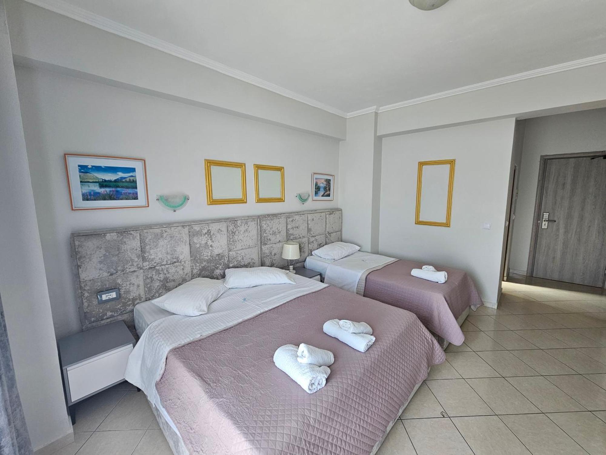 Hotel Pini ซารานเดอ ภายนอก รูปภาพ
