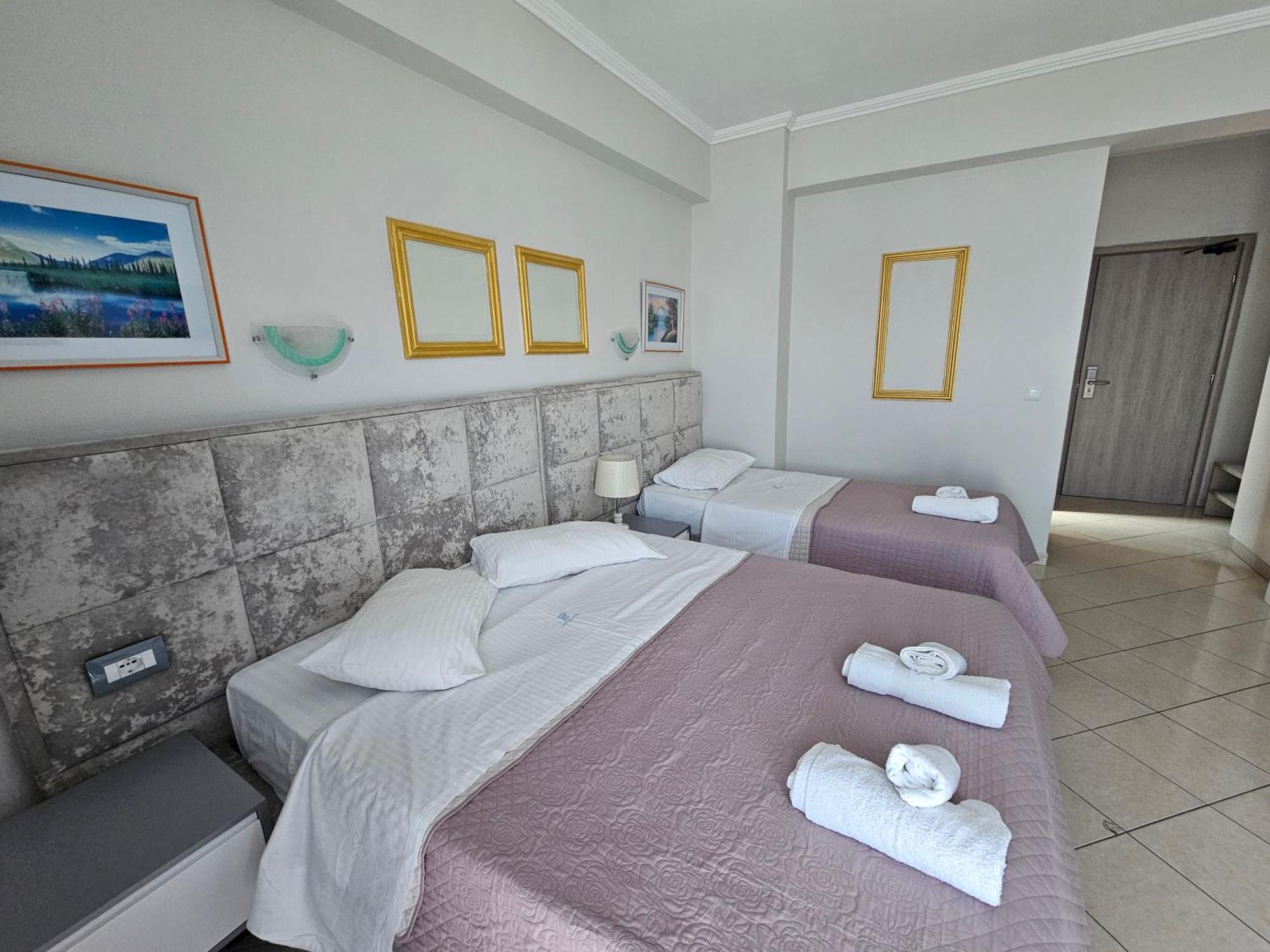 Hotel Pini ซารานเดอ ภายนอก รูปภาพ