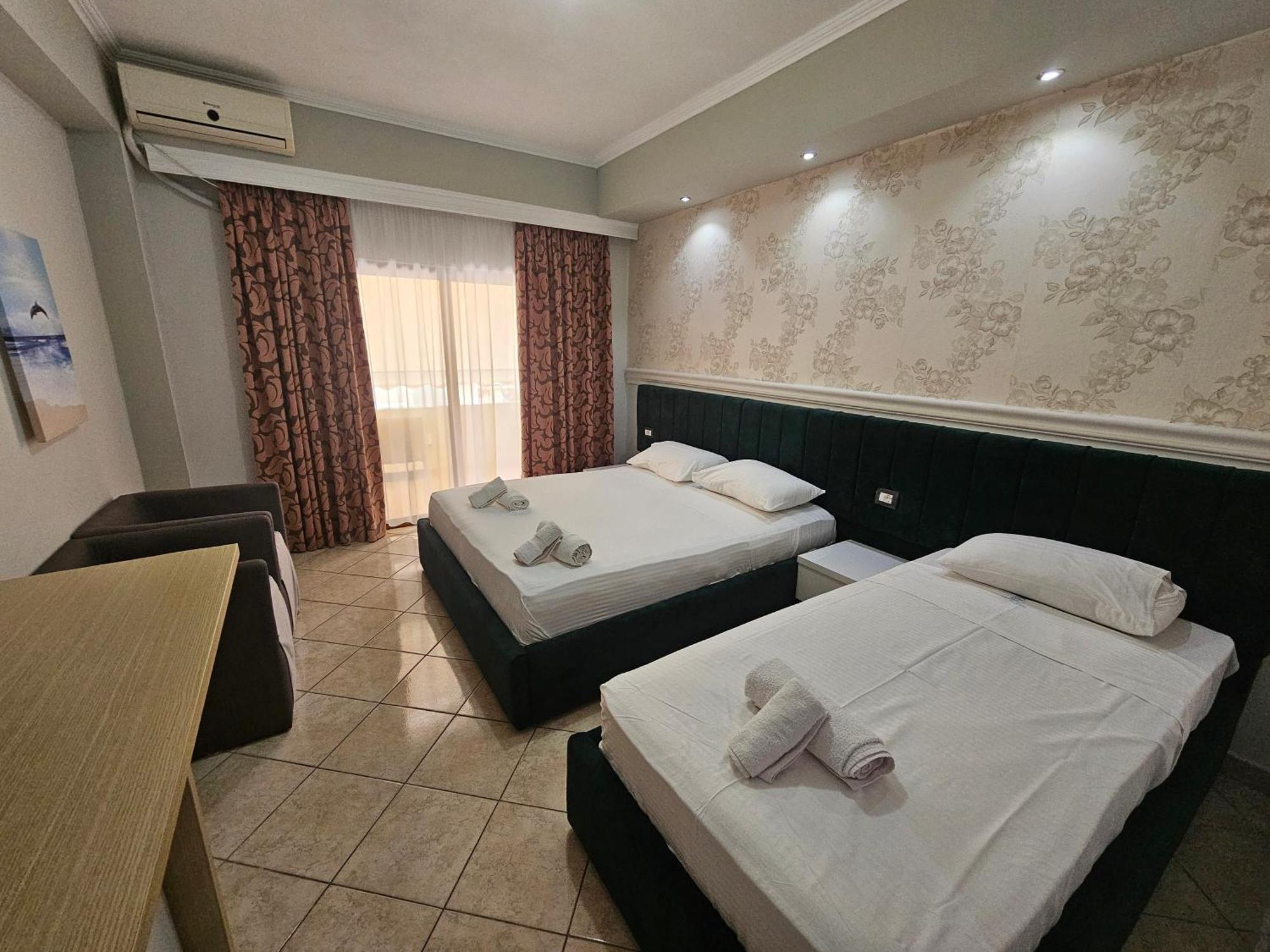 Hotel Pini ซารานเดอ ภายนอก รูปภาพ