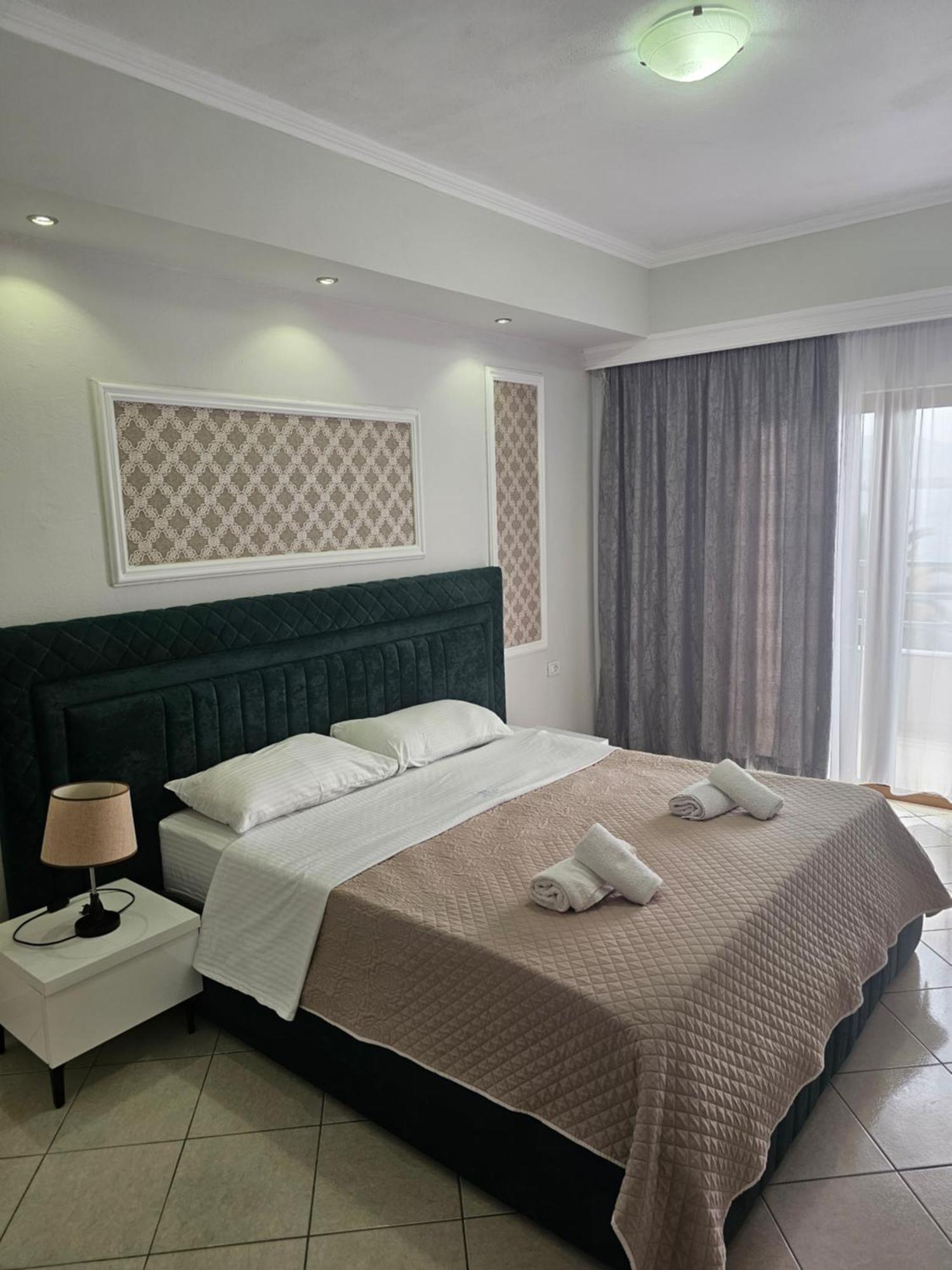 Hotel Pini ซารานเดอ ภายนอก รูปภาพ