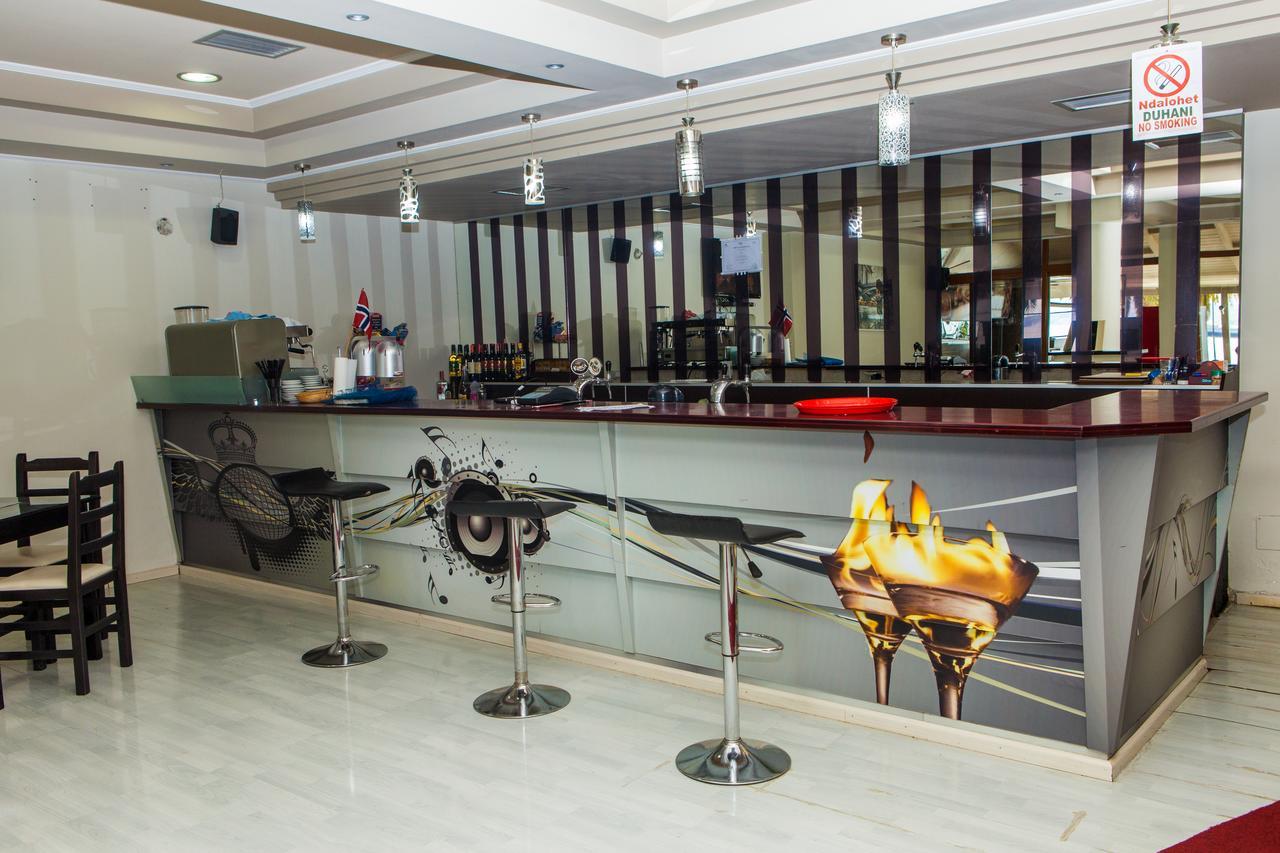 Hotel Pini ซารานเดอ ภายนอก รูปภาพ