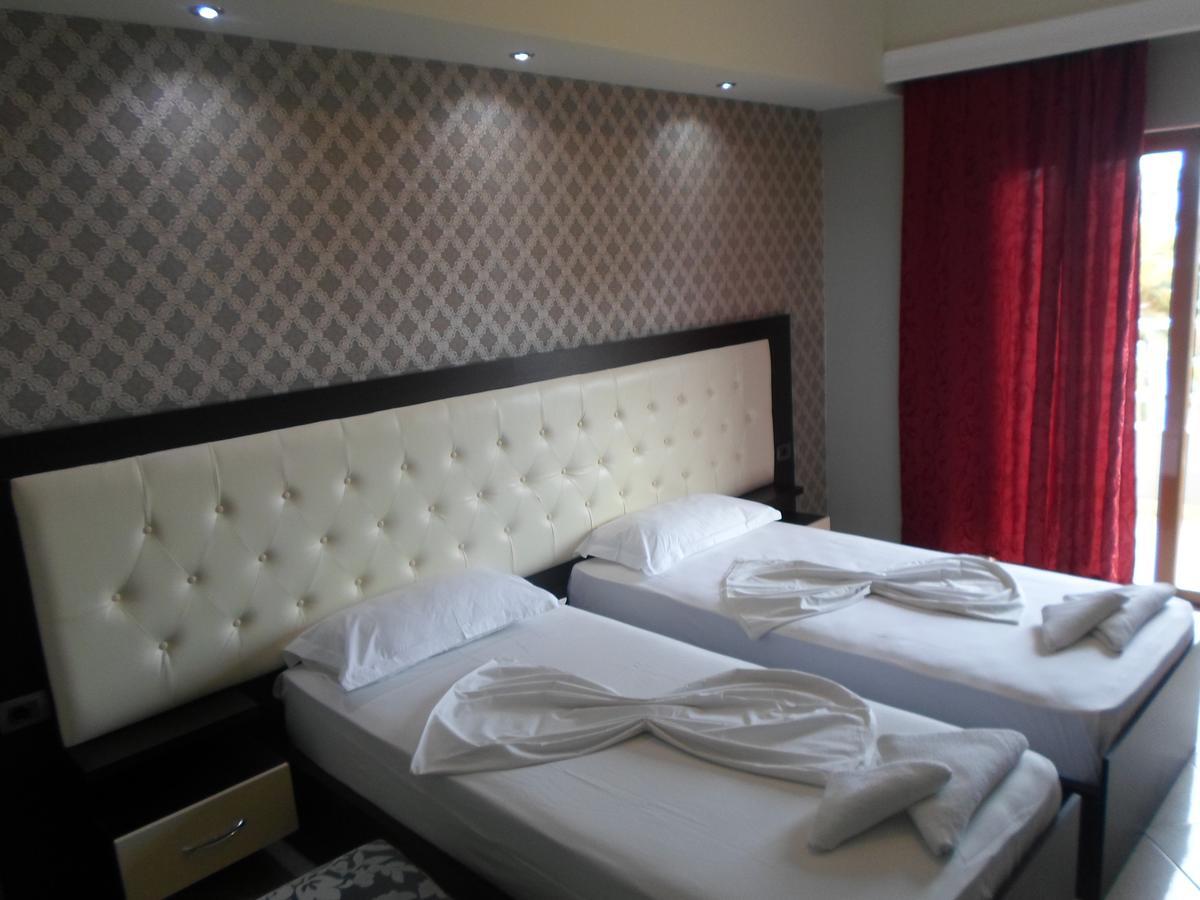 Hotel Pini ซารานเดอ ภายนอก รูปภาพ