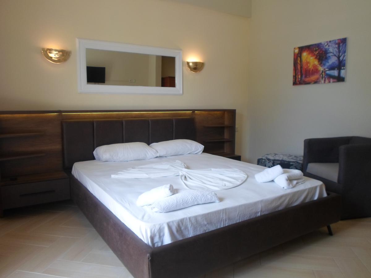 Hotel Pini ซารานเดอ ภายนอก รูปภาพ