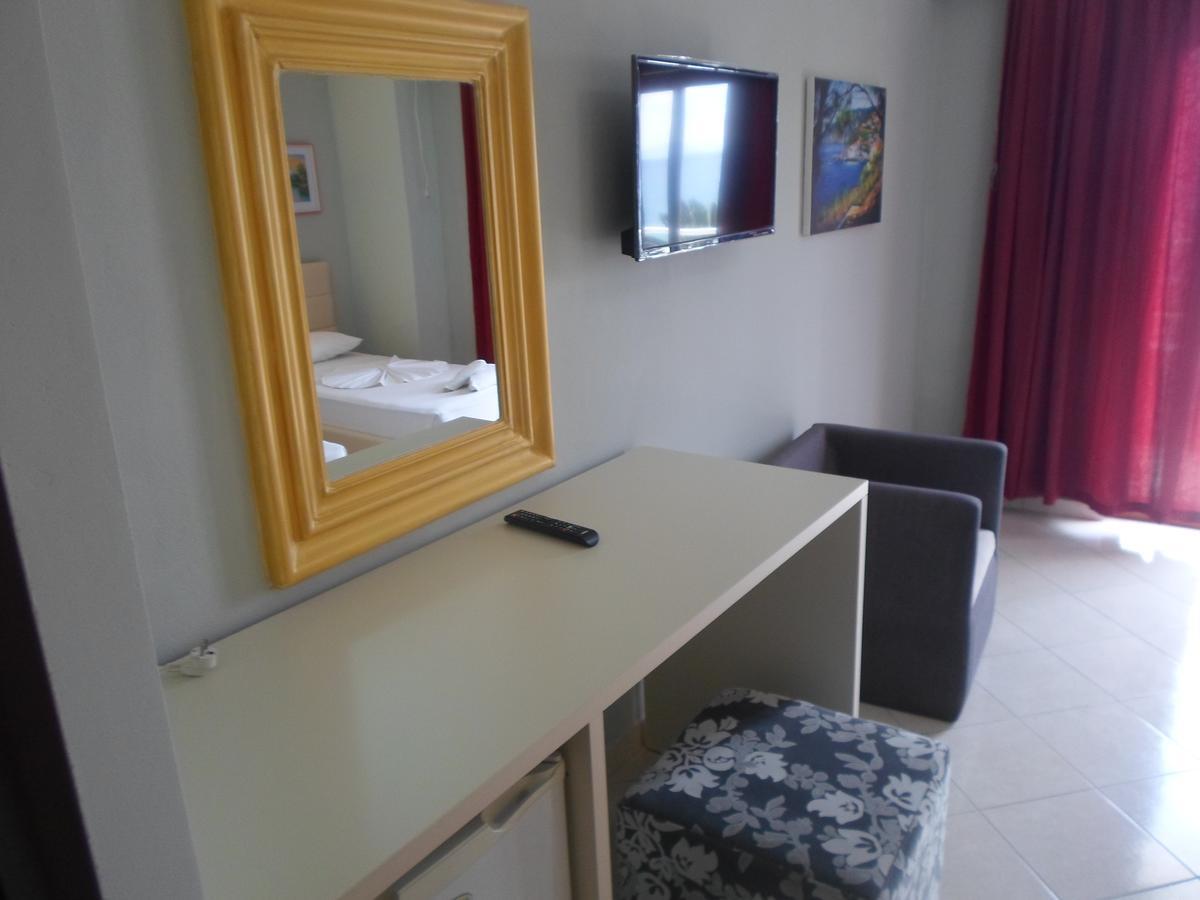 Hotel Pini ซารานเดอ ภายนอก รูปภาพ