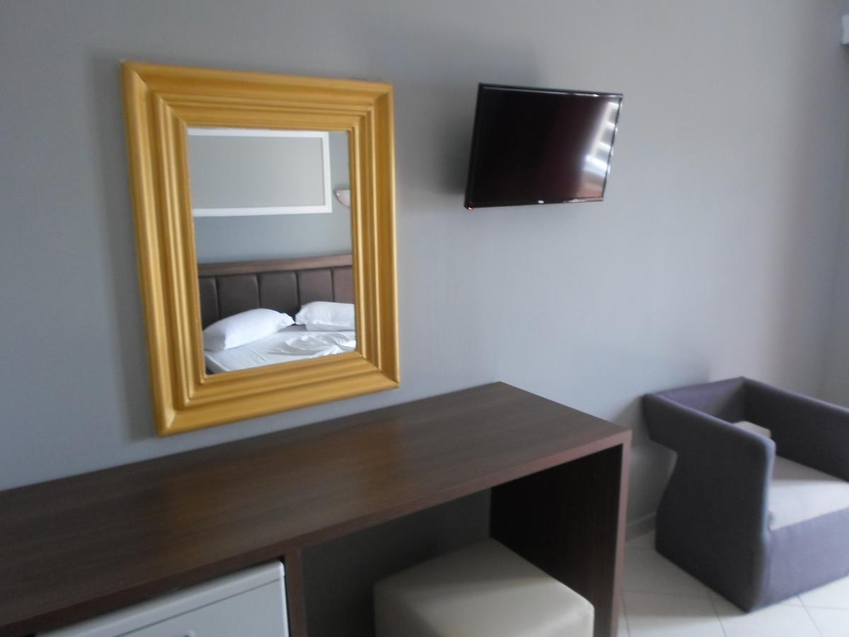 Hotel Pini ซารานเดอ ภายนอก รูปภาพ